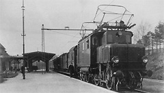 �l�ska Kolej G�rska. Elektrow�z E42 z lekkim poci�giem pasa�erskim na stacji Bogusz�w Gorce