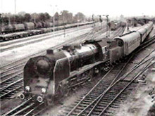 Parow�z Pt31 z niemieckim poci�giem tranzytowym wyje�d�a ze stacji Malbork