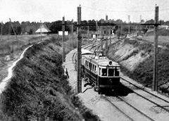 Sk�ad WKD z wagonem silnikowym EN80 w okolicach stacji Warszawa Szcz�liwice